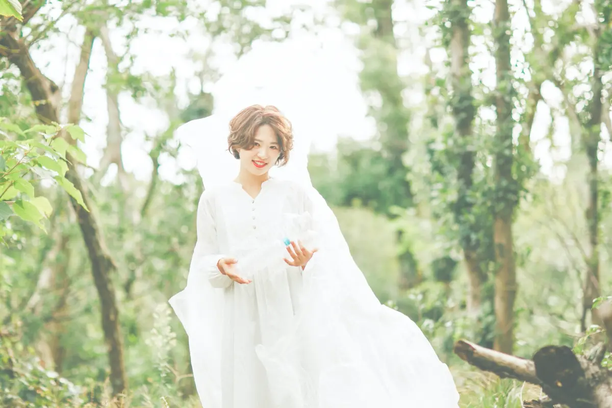 白い服を着た女性の画像